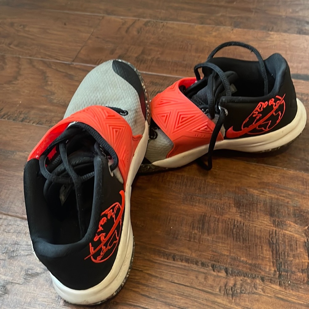 Nike KYRIE FLYTRAP 4 PS 'BRED size 1.5Y